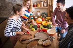 Romanian language kitchen vocabulary practiced by a group of friends preparing a delicious meal