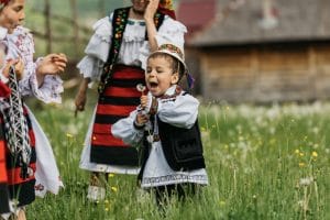 Learn Romanian definite indefinite articles and speak about little-boy-dressed-in-traditional-costume-playing