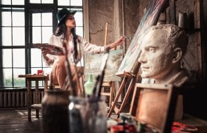 Speak in Romanian about with a young woman painter in her studio